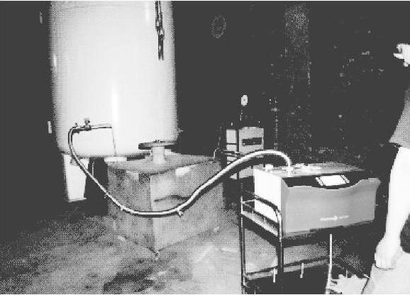 圖10 -196℃低溫閥門在液氧中做低溫密封性能試驗的全景